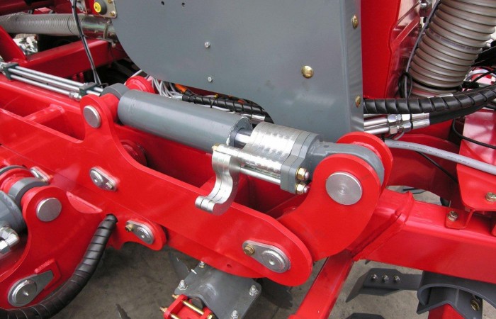 FENIX 3000 - hydrauliczna regulacja sekcji uprawowej